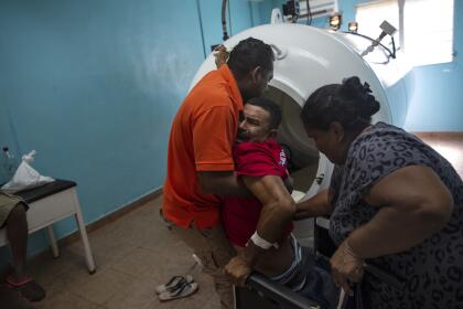 El síndrome de descompresión es tratable. Cuando las personas lo sufren, se recomienda una terapia en una cámara hiperbárica, donde los pacientes respiran más oxígeno del que podrían respirar bajo la presión normal del aire con el propósito de restaurar los tejidos. En la imagen, Misael Banegas, paralizado por el síndrome de descompresión, es levantado por un terapeuta físico para llevarlo a una cámara hiperbárica en el hospital de Puerto Lempira, Honduras.