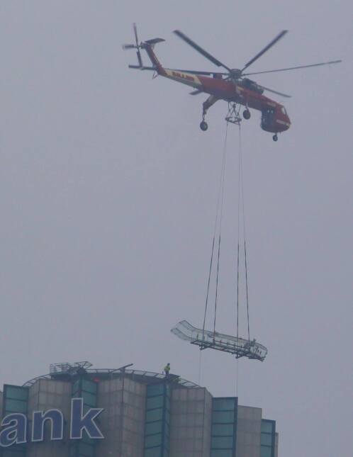Helicóptero transporta una resbaladilla gigante hasta una torre en L.A.