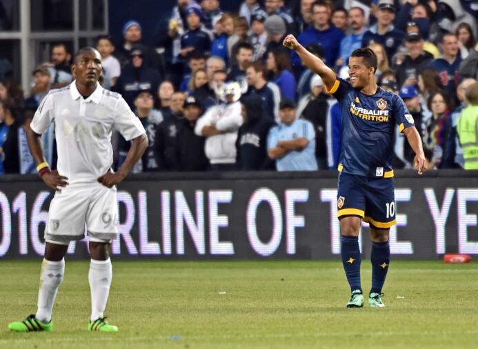 Giovani dos Santos festeja su golazo ante el Sporting KC.