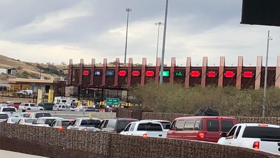 Largas filas para el ingreso al país en los puertos de entrada en Nogale...