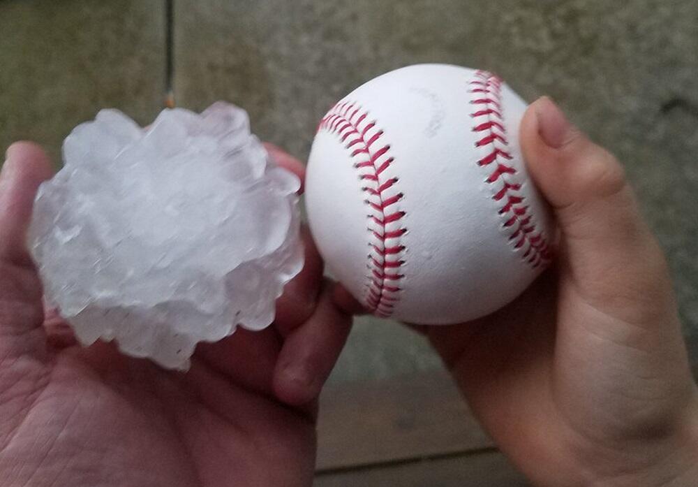 Fotografía proporcionada por Tim Creedon muestra una pelota de béisbol j...