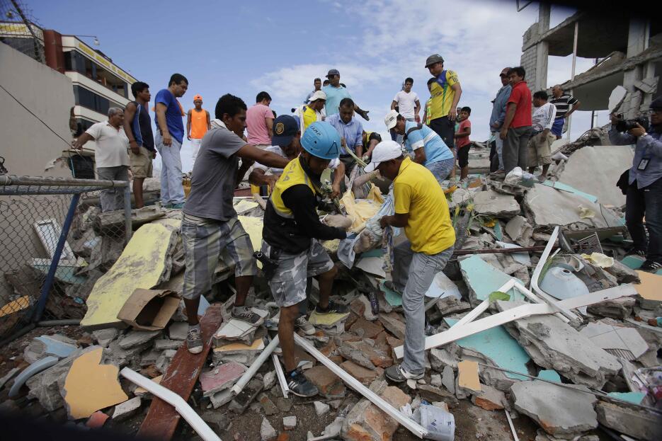 Las imágenes que nos deja el potente terremoto en Ecuador Ecuador%20Ear...