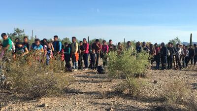 Cada vez grupos más grandes de indocumentados son abandonados en el desierto de Arizona
