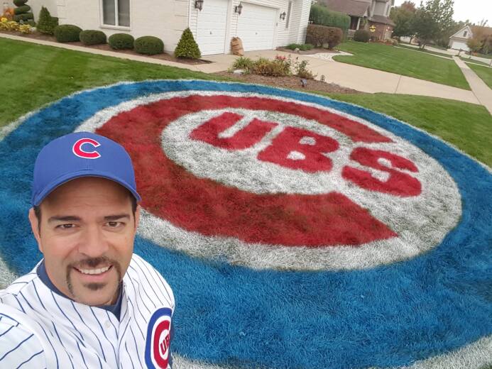 Angelo Imbrogno, fanático de los Cubs pinta el logo de su equipo en su j...
