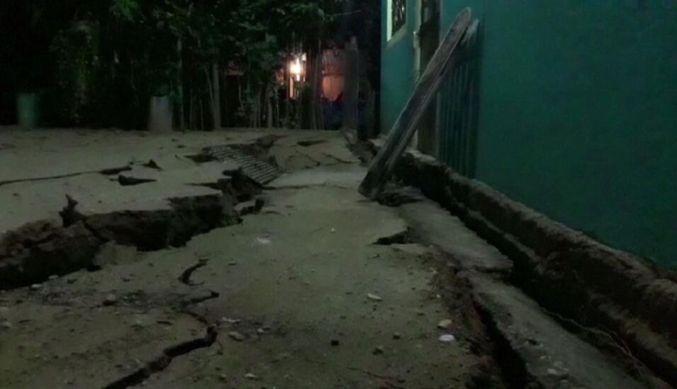 Una calle totalmente fracturada por el sismo en Minatitlán, M&eac...