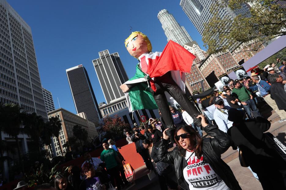Miles de manifestantes marchan por las calles de Los Ángeles en el '...