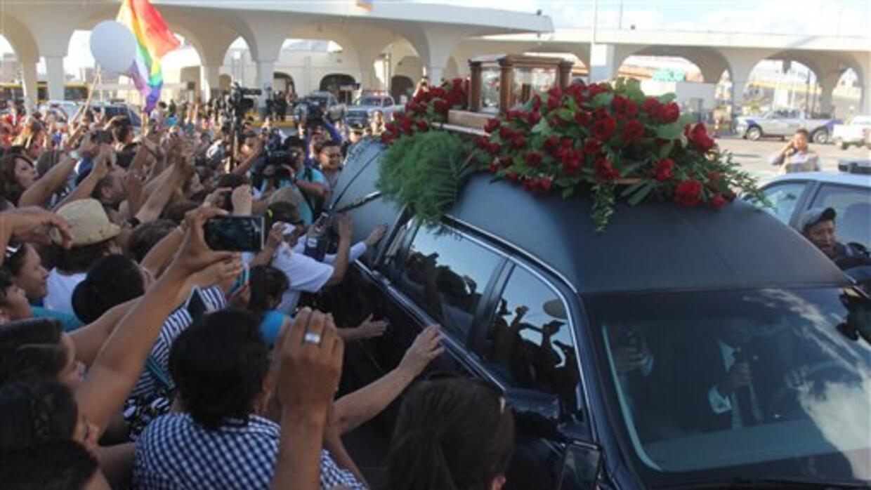 Las emotivas imágenes del funeral de Juan Gabriel en ...