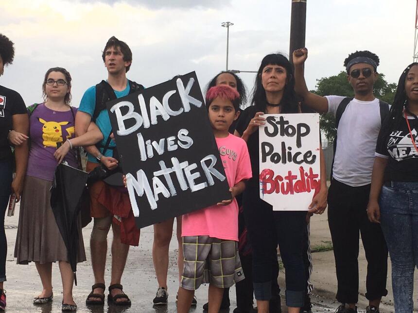 Decenas de manifestantes en Chicago realizaron protestas en la autopista...
