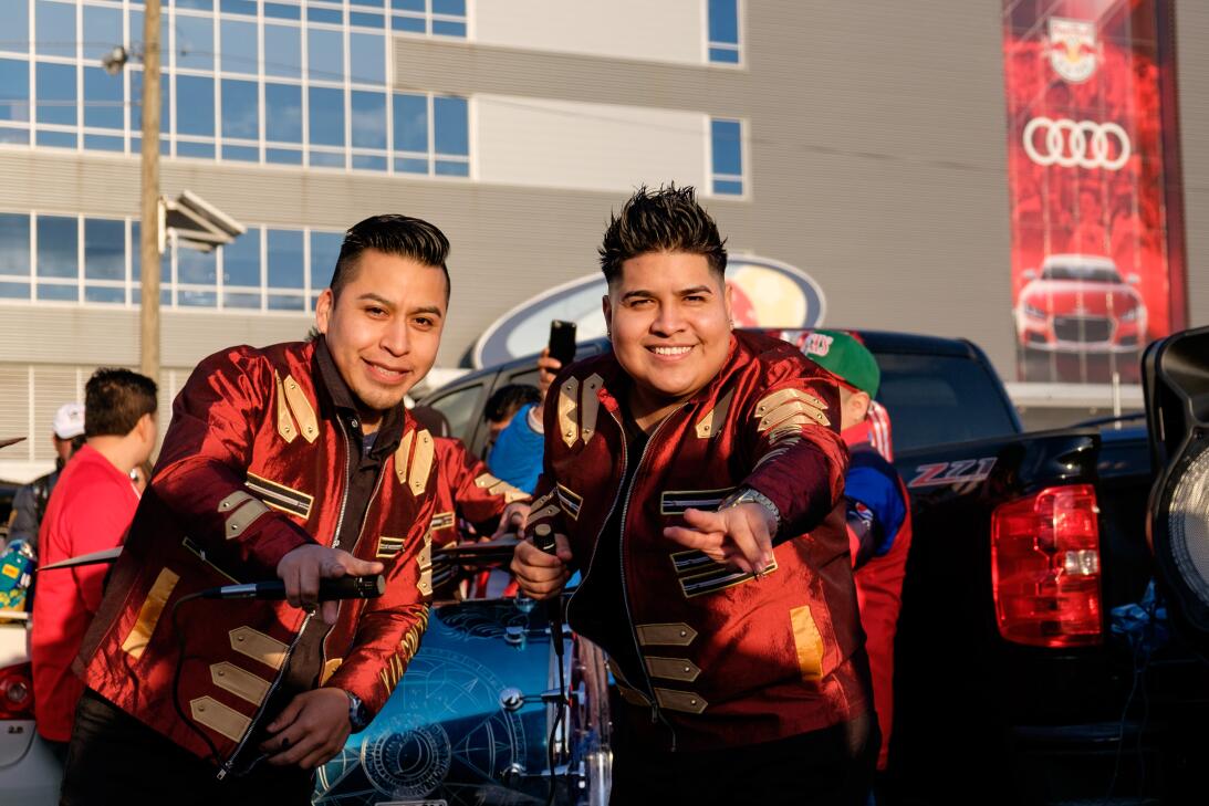 Los fanáticos de las Chivas llegaron hasta New Jersey para acomapañar al...