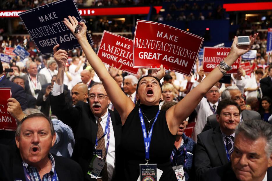 Delegados celebran luego de que Paul Ryan, líder de la Cámara de Represe...