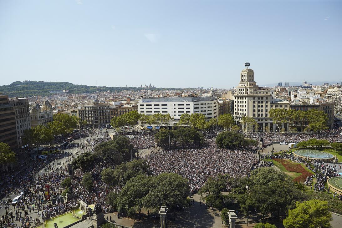 Cerca de 100,000 personas se concentraron, celebrando un minuto de silen...