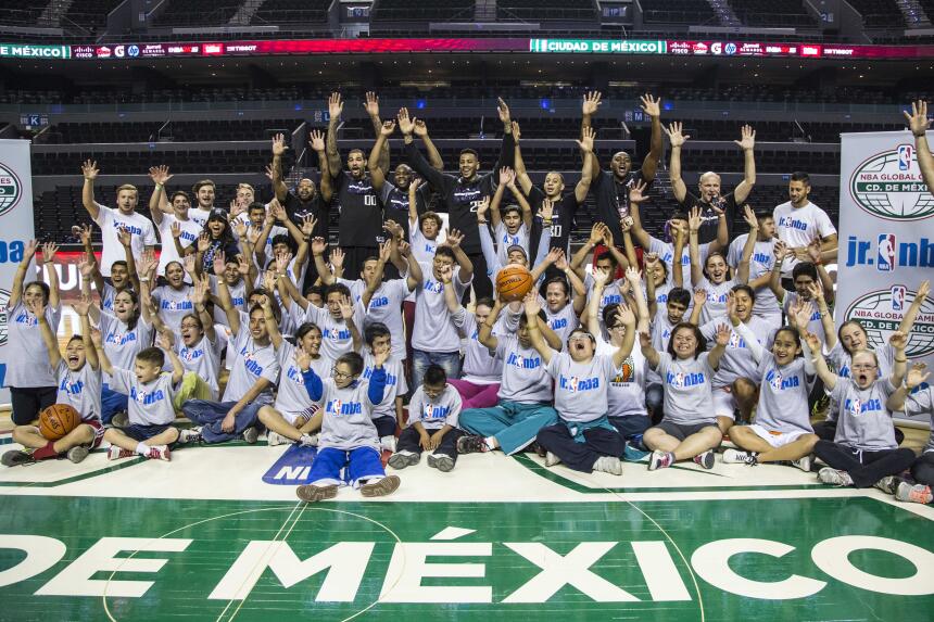 Jugadores de Kings de Sacramento ofrecieron hoy una clínica a integrante...