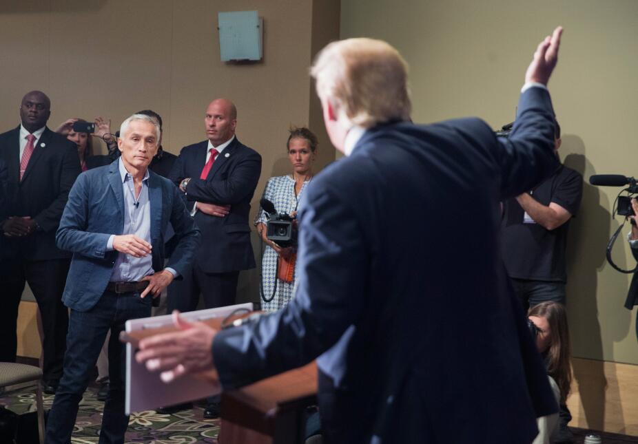 Jorge Ramos durante la rueda de prensa en la que confrontó a Donald Trum...