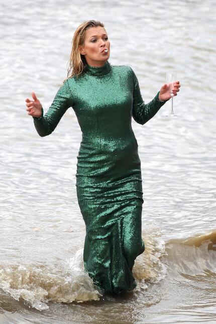 Kate Moss bebe y fuma dentro del mar.