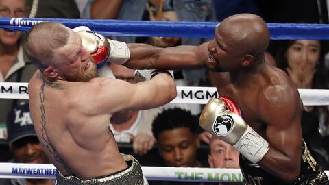 El esetadounidense Floyd Mayweather Jr. propina un puñetazo al irlandés...
