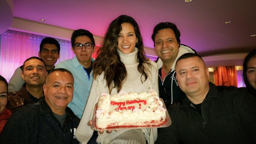 El equipo de 107.5FM sorprendió a Argelia con rico pastel en celebración...