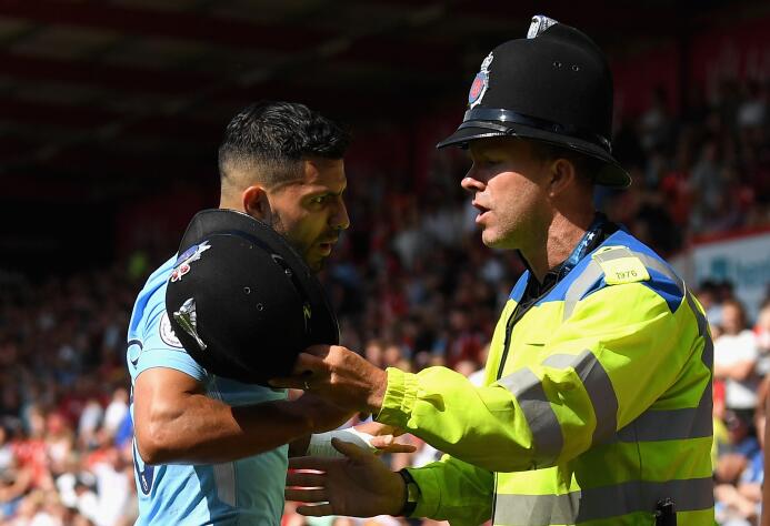 Mientras coreaban su nombre, 'Kun' Agüero casi llegaba a los puños contr...