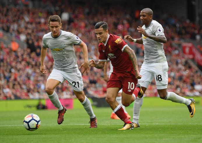 Manchester United cede terreno en la Premier al igualar con el Liverpool...