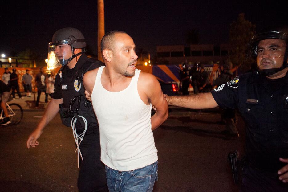 Un manifestante es arrestado el 24 de julio durante las protestas en Ana...