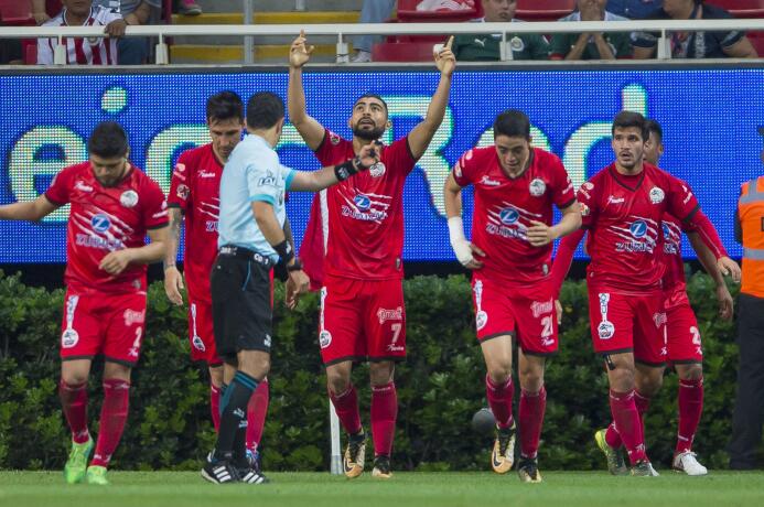 En duelo de golazos, Chivas cae en casa ente Lobos BUAP gol-amaury-escot...