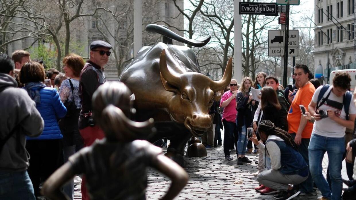 El escultor del toro de Wall Street le pide a Nueva York que mueva la escultura de la Niña sin
