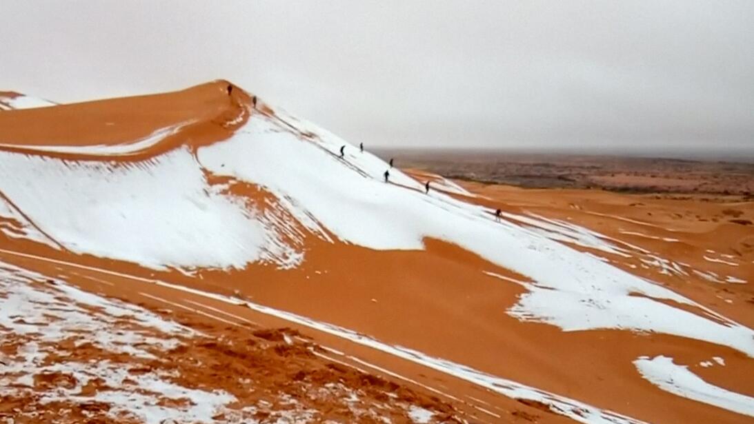 Un desierto con nieve el día en que hizo tanto frío que nevó en el Sahara (fotos) Univision Un desierto con nieve el día en que hizo tanto frío que nevó en el Sahara (fotos) Univision