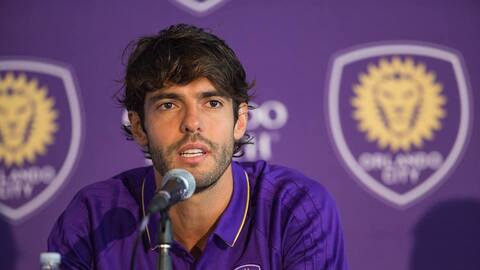 Un emocionado Kaká llora antes de jugar su último partido en casa con el...