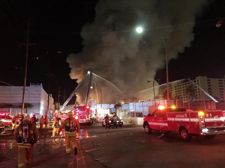 Más de 100 bomberos participaron en la extinción del masivo incendio