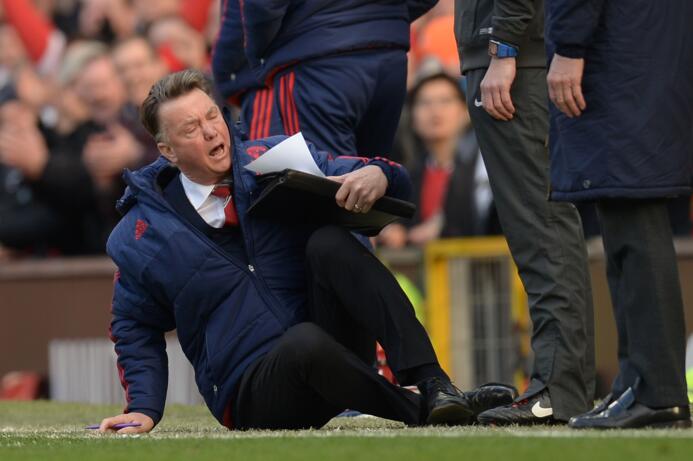 Van Gaal opaca triunfo del Man U. con caída