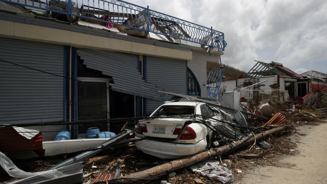 Fotos de algunos de los miles de autos destruidos por el paso del huracá...