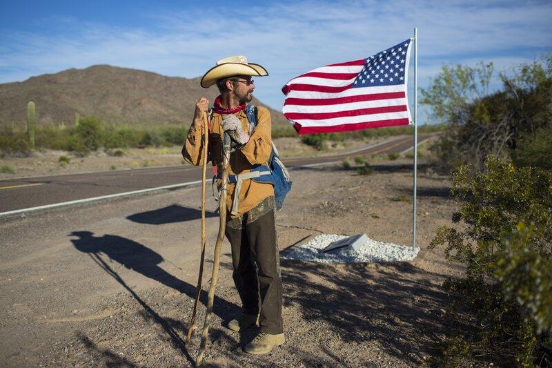 Mark Hainds, de 48 años, empezó a caminar la frontera México-Estados Uni...