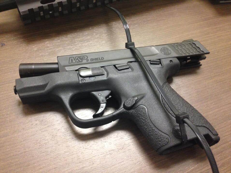 Entre lo decomisado en una residencia en Oxnard había una pistola calibr...