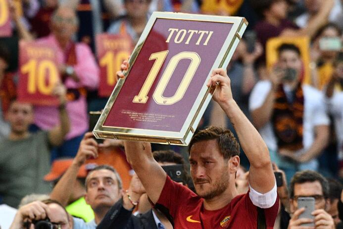 Roma se rinde a los pies de Francesco Totti en su último partido como pr...