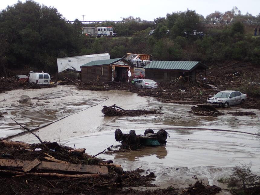 Las lluvias caídas en el condado de Santa Barbara originaron un torrente...