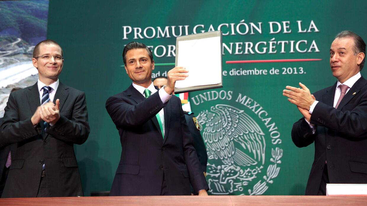 El Presidente de México, Enrique Peña Nieto, tras la promulgación de la...