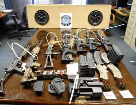 Contrabando que intentaban cruzar a México armas1.jpg