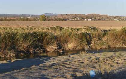 <b>El Río Grande (o Río Bravo).</b> Desde Ciudad Juárez hasta salida al mar en el Golfo de México, la línea divisoria la establece el Río Grande, o Río Bravo, que nace en Colorado, Estados Unidos. La fotografía es de una parte del río, sin barreras de ningún tipo, en Ojinaga, México.