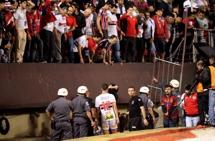 Una barra metálica no soportó el eufórico festejo de los hinchas de Sao...