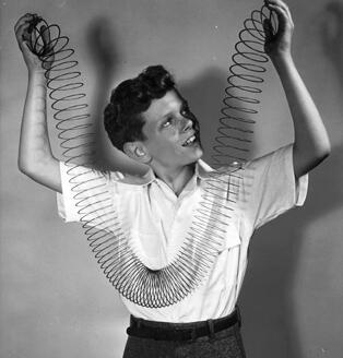 <b>Slinky</b>. El popular âslinkyâ naciÃ³ por accidente. Lo creÃ³ el ingeniero mecÃ¡nico Richard James en 1943, cuando estaba experimentando con muelles para mantener mercancÃ­as frÃ¡giles a salvo. El juguete se popularizÃ³ en las navidades de 1945. Y hasta ahora. 