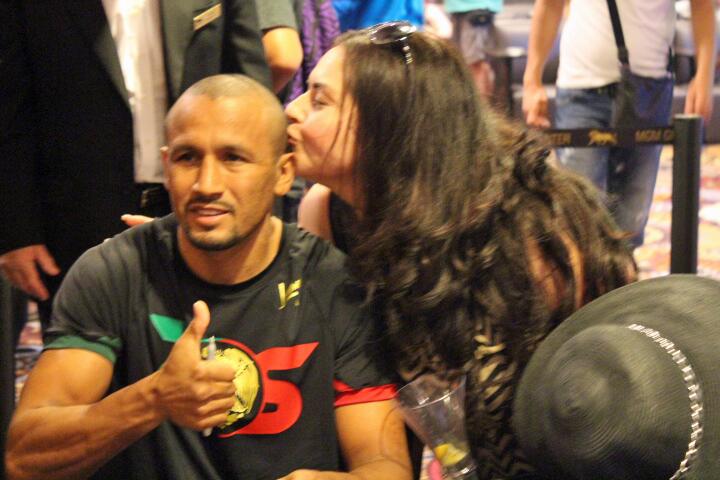 Jhonny, Salido, Martínez, Groves y Smith conviven con fans salido.jpg