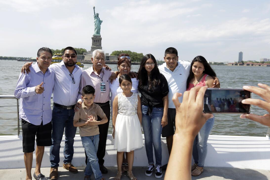 En fotos: Familias mexicanas se abrazan en Nueva York tras 20 años sin v...