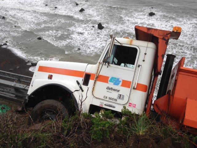 El camión de Caltrans quedó al borde de un acantilado tras deslave