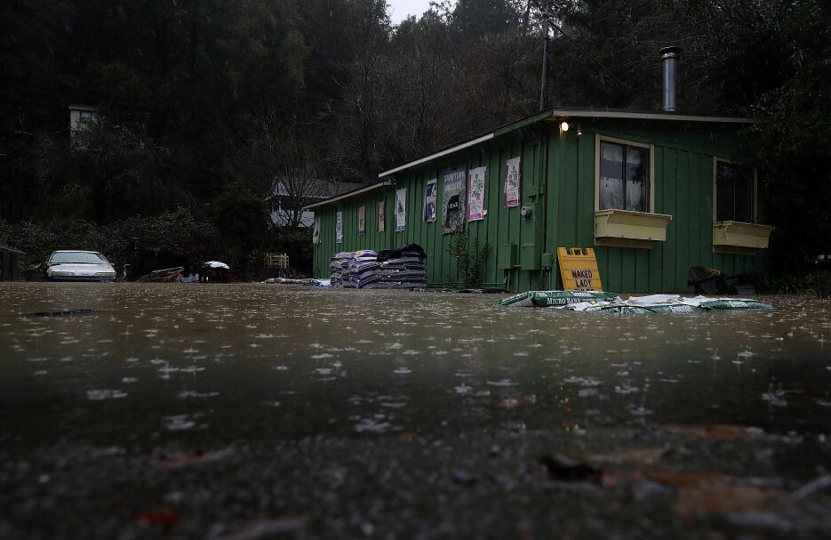 Una nueva serie de tormentas está trayendo fuertes lluvias e inundacione...