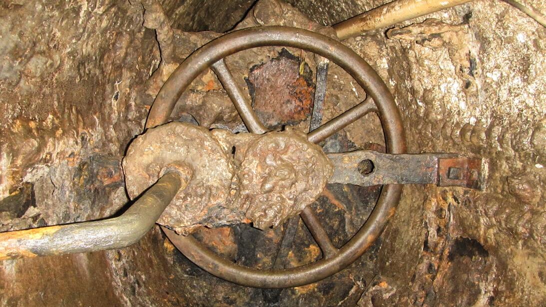 Adentro del submarino Hunley, hundido en 1864 y abierto por primera vez