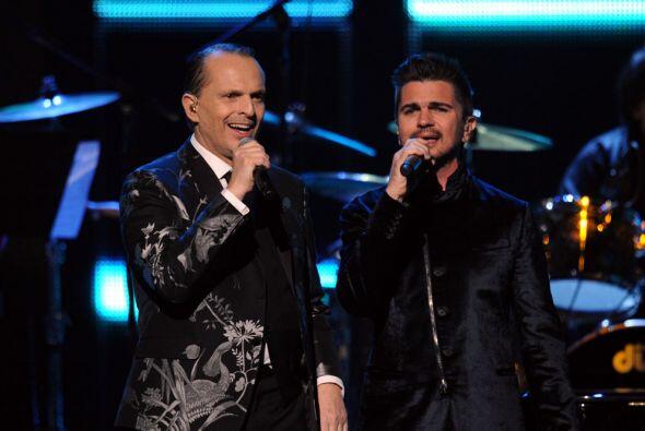 El coro de todos los presentes abrigó a los intérpretes en ese dúo que p...