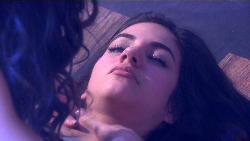 En Muchacha Italiana, Gianna sufre un desmayo en plena fiesta, pero por...