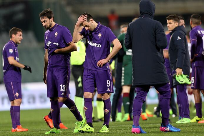 Otro mal resultado de la Fiorentina; Salcedo fue titular GettyImages-646...