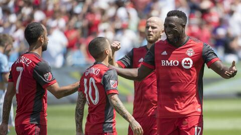 Sebastia Giovinco es abrazado por sus compañeros