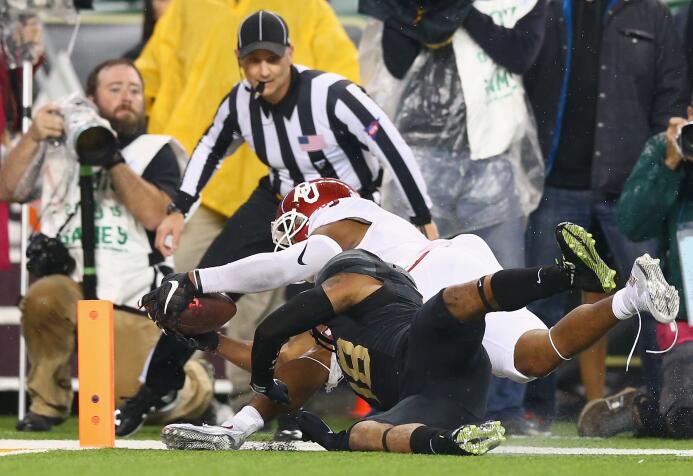 Los osos de Baylor perdieron lo invicto ante los Sooners 44 a 34