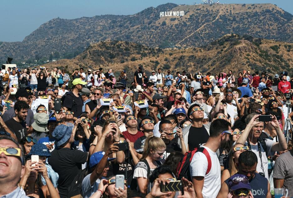 En fotos: Así se vivió el eclipse solar del sur al norte de California A...